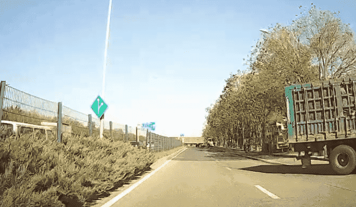 皇冠信用网去哪里弄_吓得手直抖皇冠信用网去哪里弄！两货车在北京高速出口突然逆行掉头！