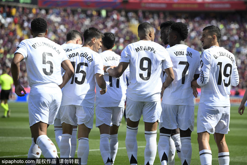 正版皇冠信用网开户_赛季四杀正版皇冠信用网开户！西甲-姆巴佩戴帽拉菲2球 巴萨4-3皇马7分领跑