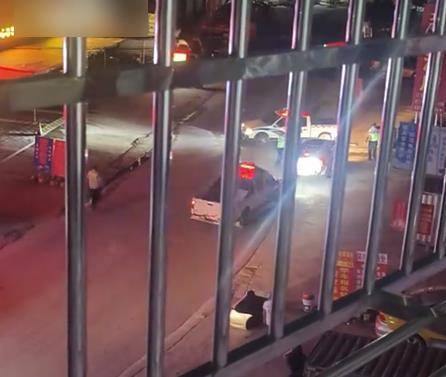 亚洲杯直播_玉林街头两警车深夜围堵轿车亚洲杯直播，警方：正常执法查酒驾