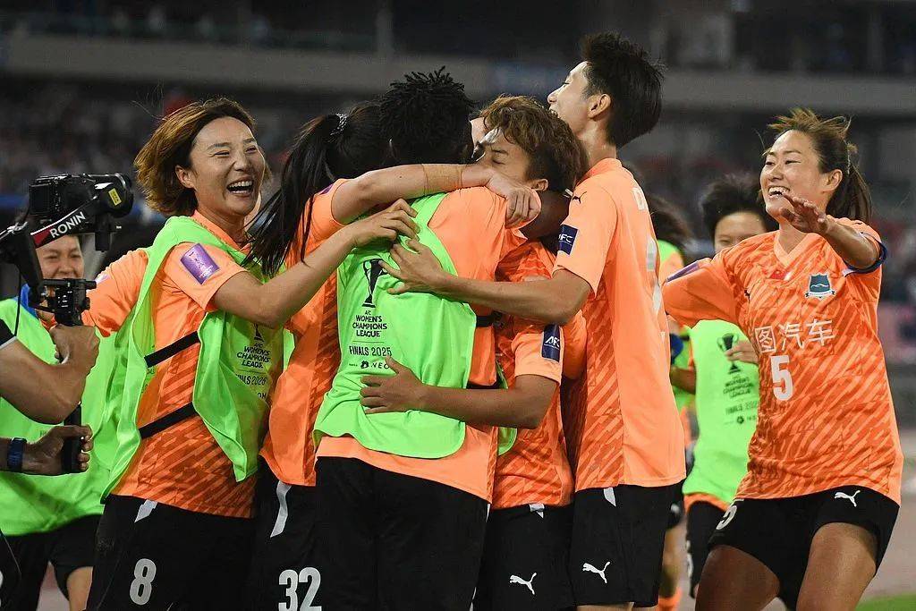 皇冠信用代理出租_亚洲之巅！武汉女足皇冠信用代理出租，捧起首座亚冠金杯！