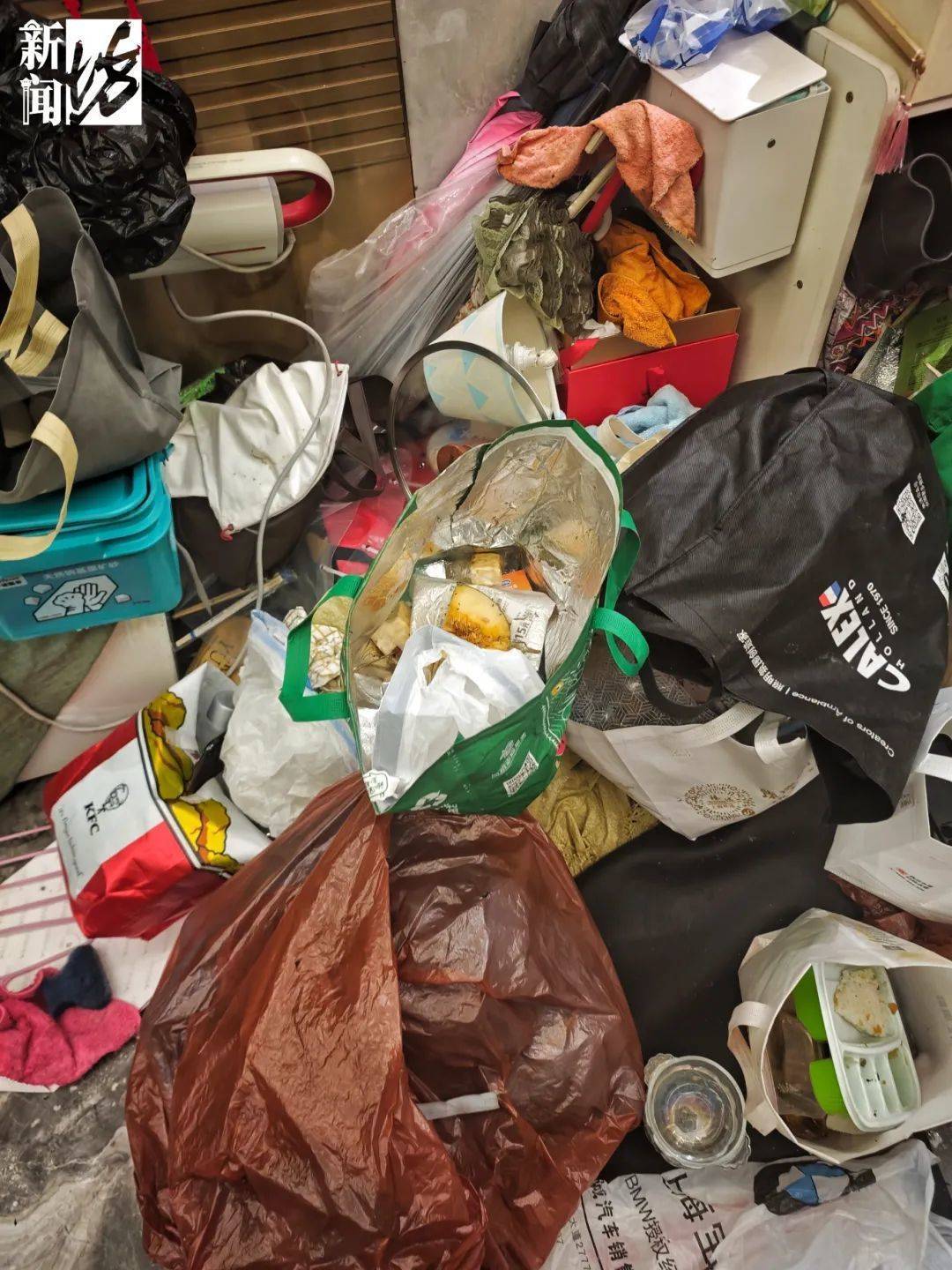 皇冠体育App下载_垃圾堆满皇冠体育App下载，臭到离谱！上海顶流豪宅业主也拾荒？邻居直呼倒大霉，不能忍！
