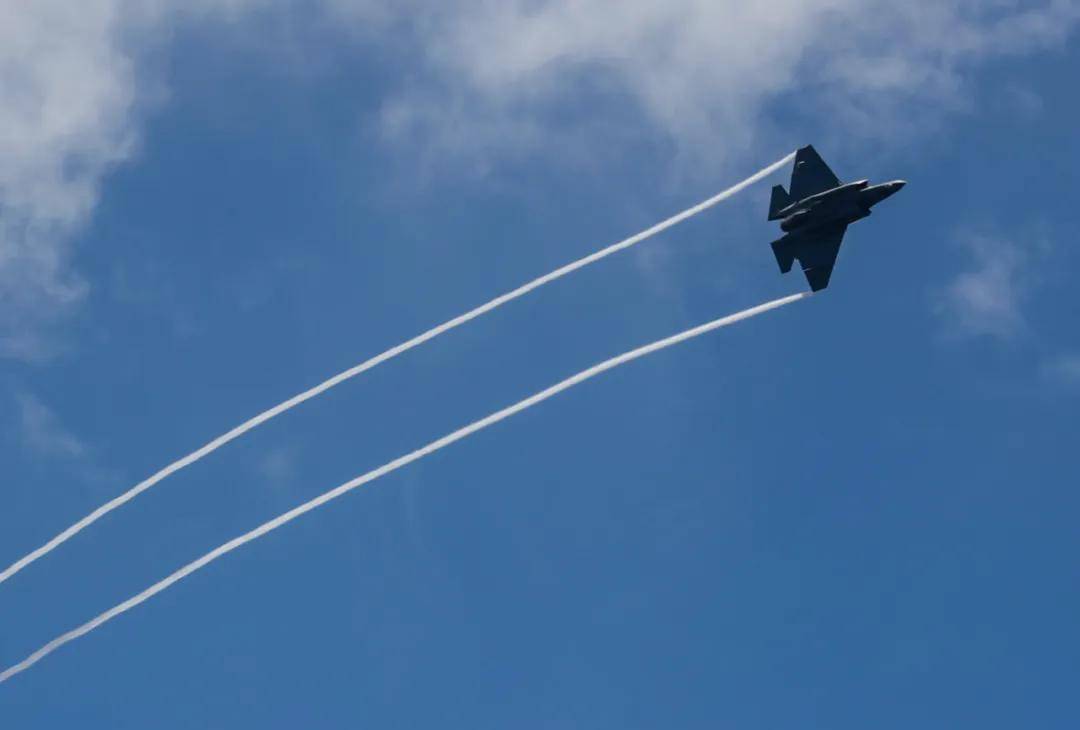 日本J3联赛_央视公开！美国双航母夹击中国辽宁舰日本J3联赛，歼-15挂弹起飞与美军狗斗