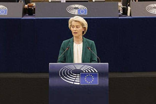 皇冠体育官方_比美国还大胆?30%关税将至皇冠体育官方,欧盟对特朗普低头,反向中国下命令