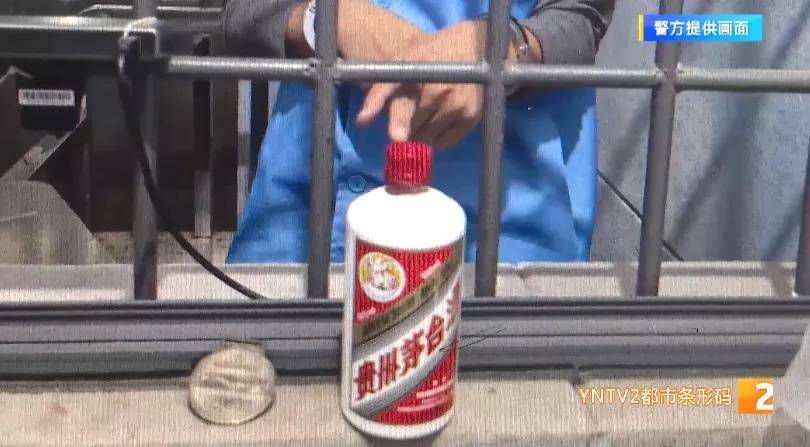 英格兰超级联赛
_凌晨怪事！男子提着茅台袋子在车库英格兰超级联赛
，翻垃圾桶竟为了.....