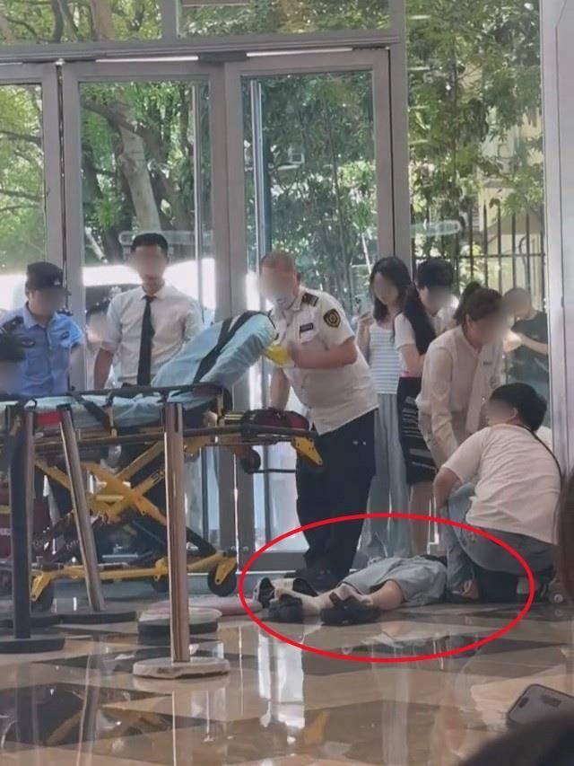 皇冠信用網登3代理
_上海一主理人新店开业当天即闭店皇冠信用網登3代理
，顾客现场冒高温排长队有人晕倒，商场：已送医，另有人中暑