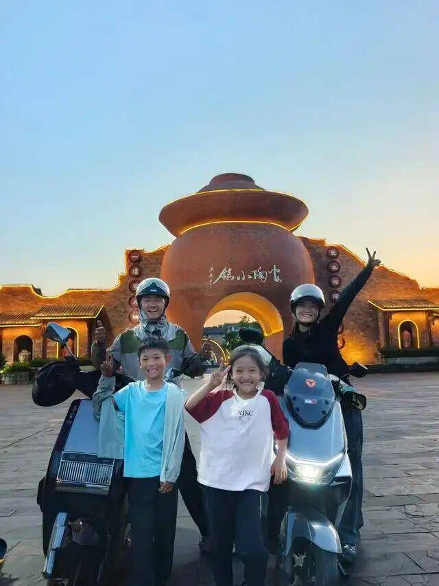 叶尼塞vs索科尔萨拉托夫_骑电瓶车带两娃跨越2000公里!安徽一家四口17天抵达成都叶尼塞vs索科尔萨拉托夫,本人回应:用喜爱的方式带孩子看世界