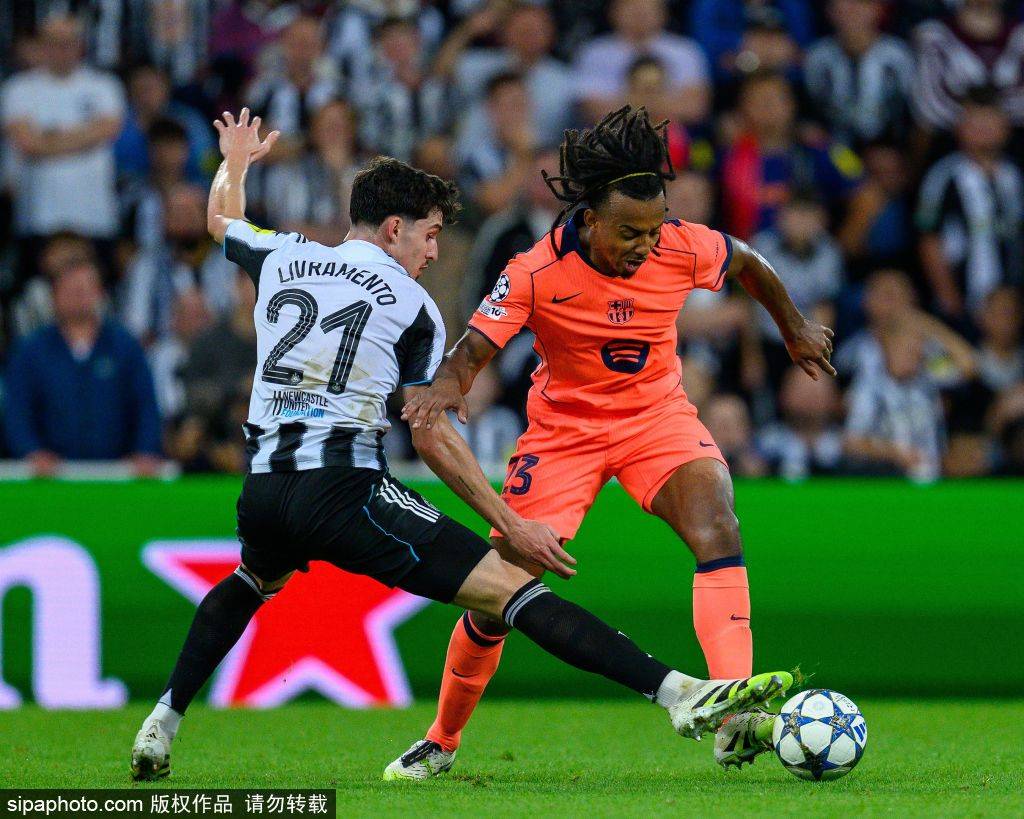 皇冠信用平台出租出售_这还咋踢桑切斯染红瞬间皇冠信用平台出租出售,查洛巴无奈摊手眼神生无可恋