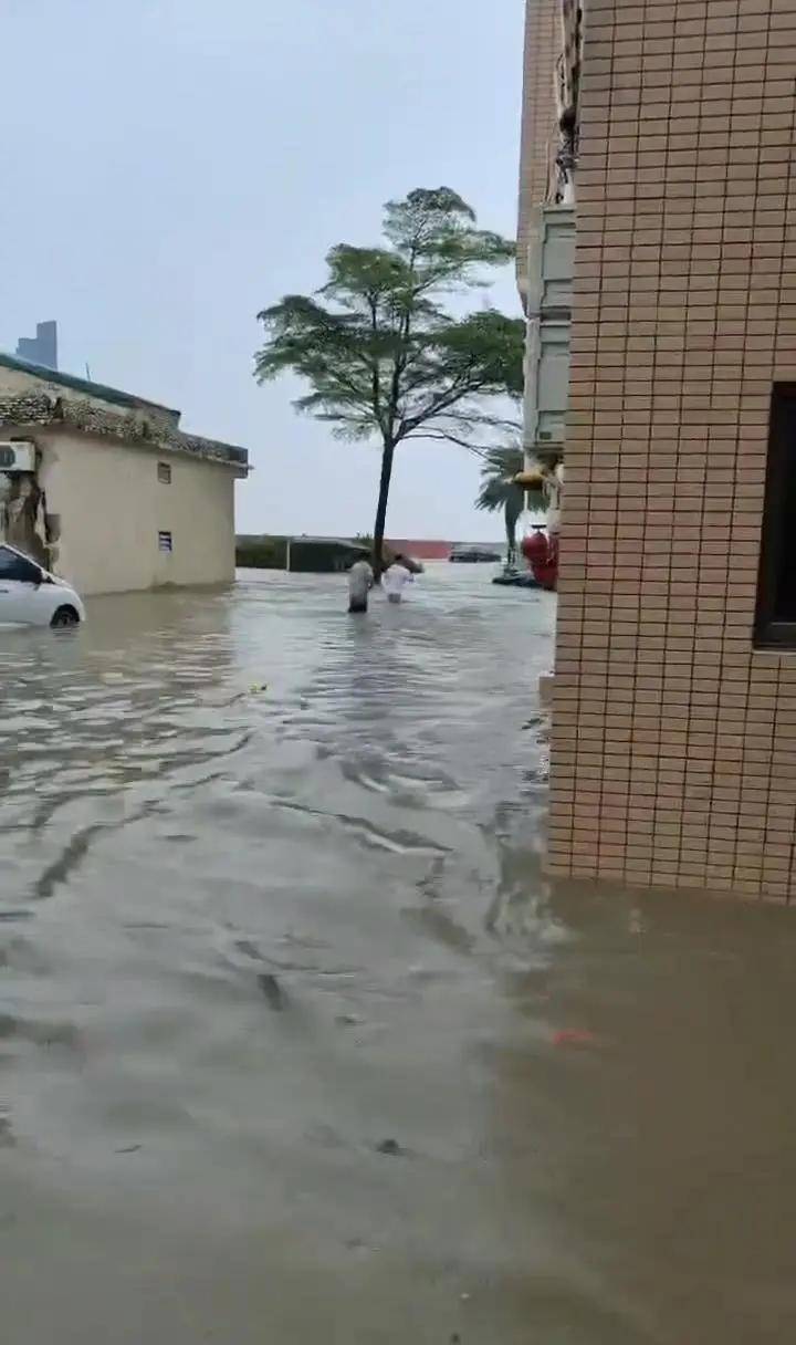 皇冠信用网登3代理_广东阳江一小镇遭海水倒灌皇冠信用网登3代理,小区被淹一片汪洋,当地:天文大潮叠加台风“麦德姆”所致
