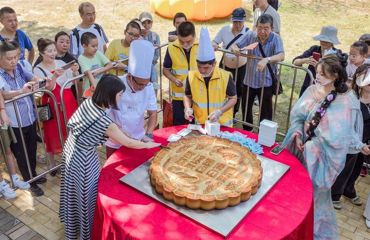 皇冠登3代理申请_重388斤皇冠登3代理申请！500人排队挑战超级大月饼