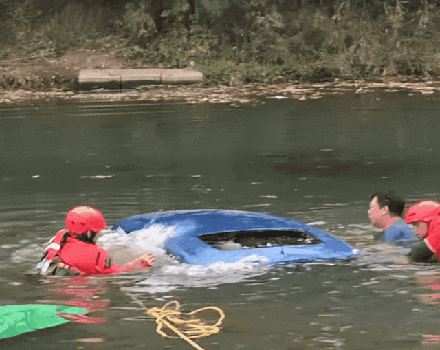 皇冠信用網在哪里注册
_女儿被困坠河车内皇冠信用網在哪里注册
,父亲借渔网撬门救女,关键时刻......