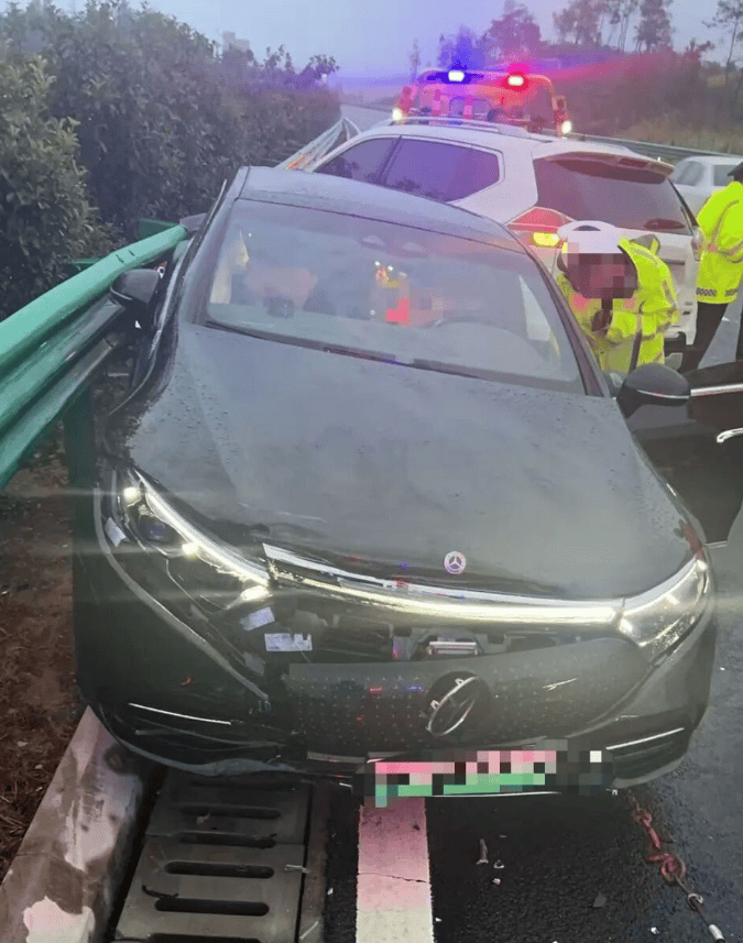 皇冠信用網会员开户
_女高管花67万买的奔驰今年投保52万皇冠信用網会员开户
,被严重追尾后几乎报废,对方全责其保司却只赔24万:按二手车市场价评估