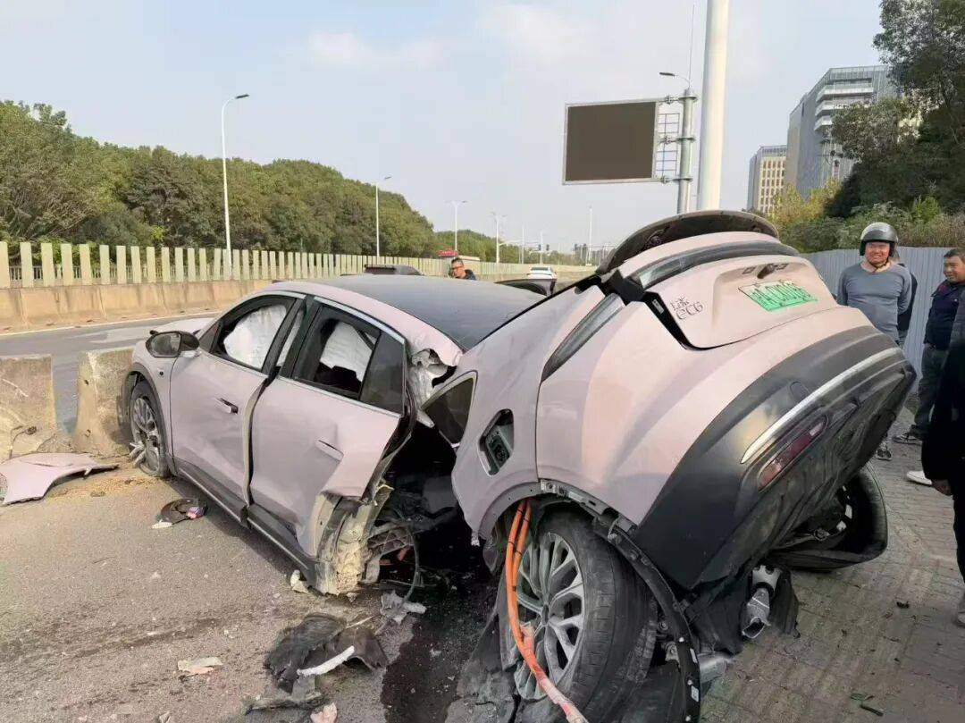 利物浦比分
_上海一辆蔚来EC6撞石墩后车尾断裂利物浦比分
,客服回应:目前已与车主取得联系,正在复盘事故经过