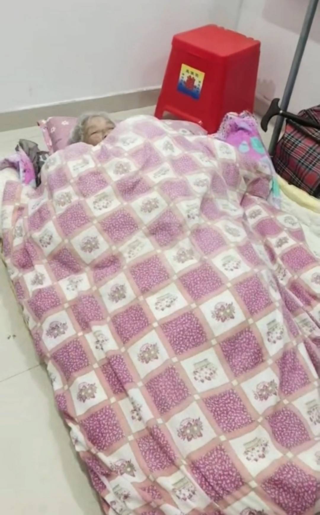 克里夫兰骑士 vs 波特兰开拓者
_江苏南通94岁老人被发现在楼道打地铺克里夫兰骑士 vs 波特兰开拓者
，社区：子女轮流赡养，可能送来时人不在家