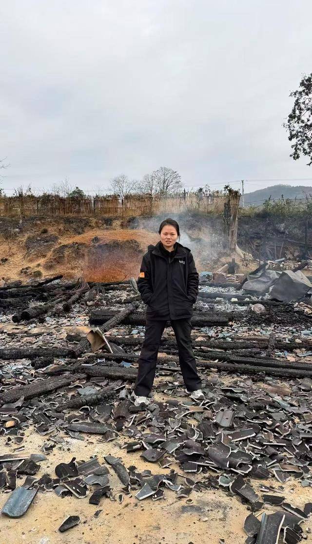 怎么开皇冠信用平台
_房子被大火烧光怎么开皇冠信用平台
，女子淡定微笑与废墟合影，“只要我爸妈平安！”