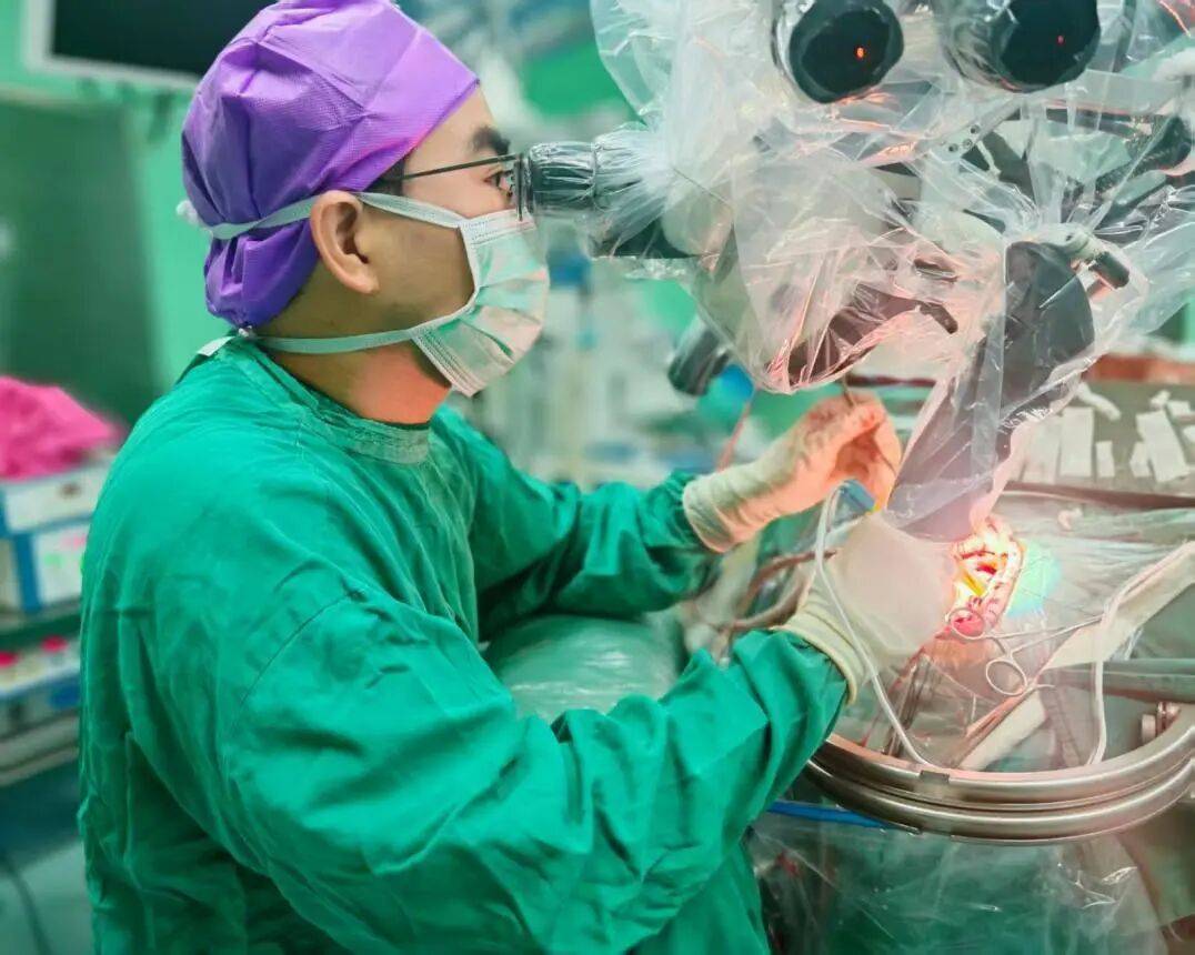 怎么申请皇冠信用网
_广东一男子20多年不敢一个人出门怎么申请皇冠信用网
，医生从他脑中取出10厘米活虫