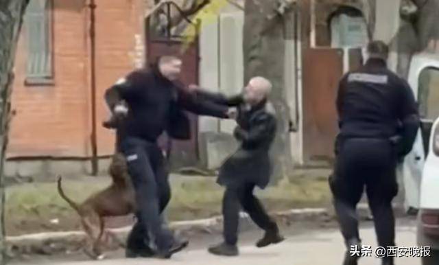 2026世界杯需要熬夜吗_乌男子遭征兵处抓捕2026世界杯需要熬夜吗，小狗冲上前护主，将征兵人员咬到大叫倒地，现场一片混乱看笑路人