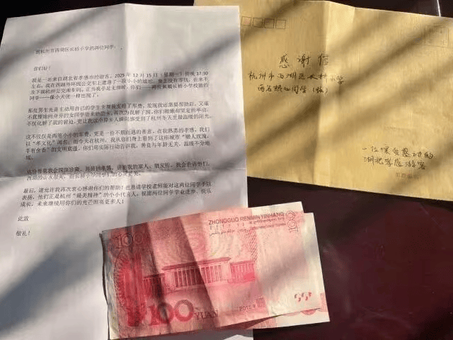 皇冠信用平台出租出售_湖北男子到杭州旅游皇冠信用平台出租出售，在公交车上差点“社死”，被3个小学生“感动到涌泉相报”