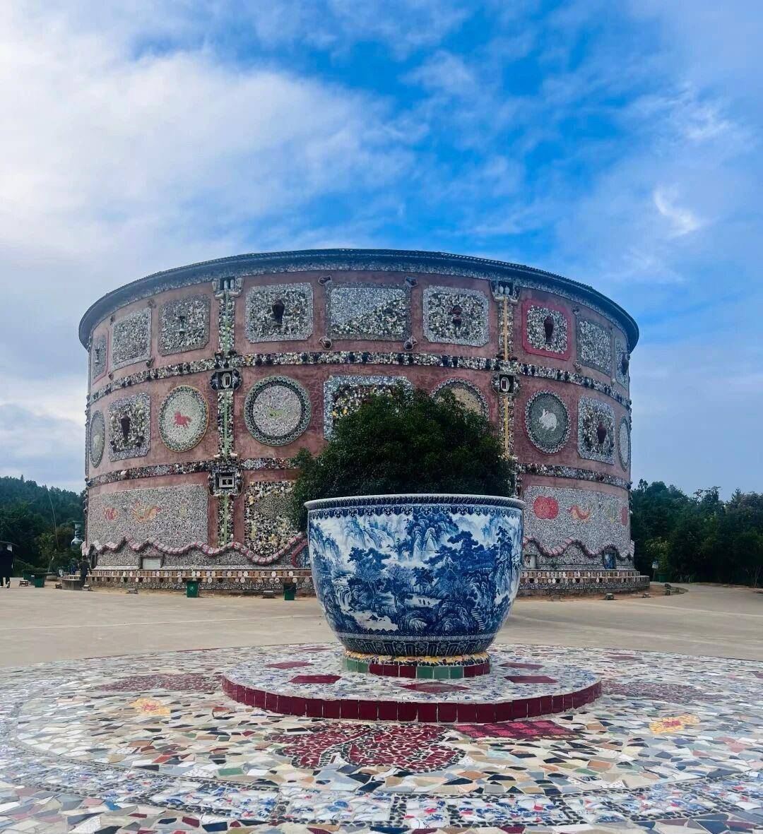 皇冠登录地址_游客吐槽在景德镇瓷宫拍照遭商业摄影师驱赶？景区：游客遇类似情况皇冠登录地址，可联系工作人员协调处理