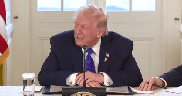 皇冠信用网_特朗普直接把纸条内容念出来了皇冠信用网，鲁比奥快“碎”了…