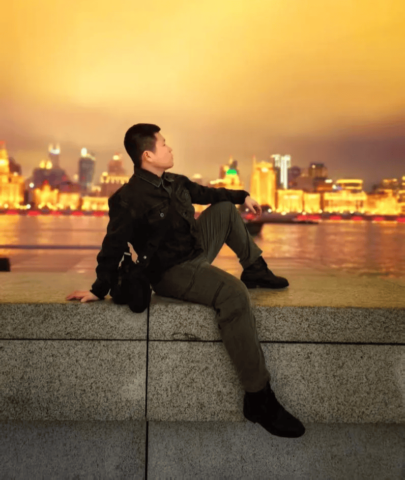 皇冠注册平台_辽宁省委书记委托宣传部部长皇冠注册平台，专程看望金城龙同志的父母