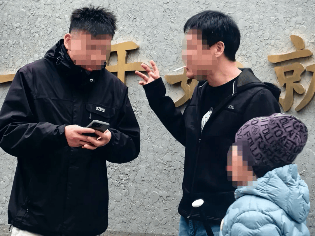 如何申请皇冠信用网_十几分钟都忍不了如何申请皇冠信用网，非得在校门口抽烟？要是您家孩子经过呢？